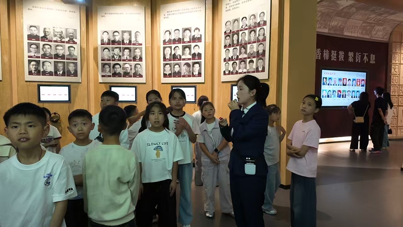 参观校史馆。.jpg
