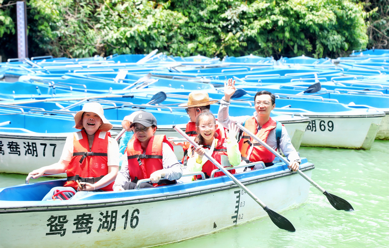 6月1日，游客一家乘船嬉水，享受悠闲的亲子时光。戴友维摄