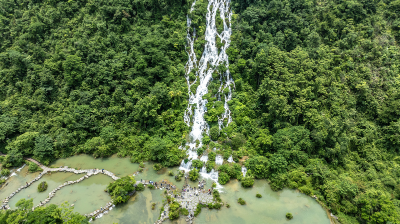 6月1日，荔波小七孔碧水潺潺、绿意盎然。胡浩杭摄