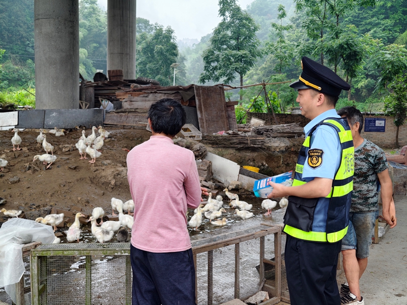 2 图为执法人员向村民发送公路安全宣传资料