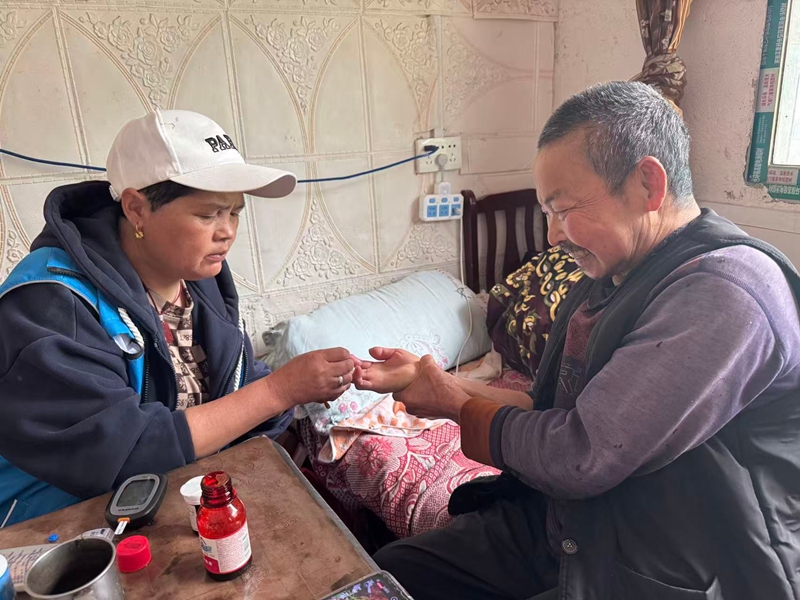 枫芸乡村医入户为群众测血压血糖.jpg