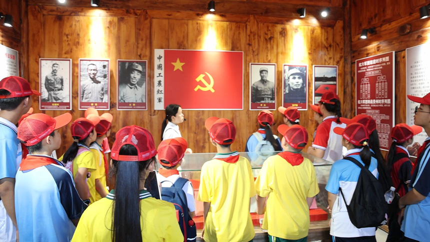 红色讲解员在红六军团黑冲战斗遗址陈列馆为中心校学生讲解红色史实。