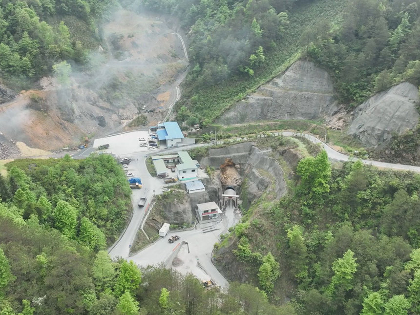 位于贵州省天柱县邦洞街道的重晶石矿山。