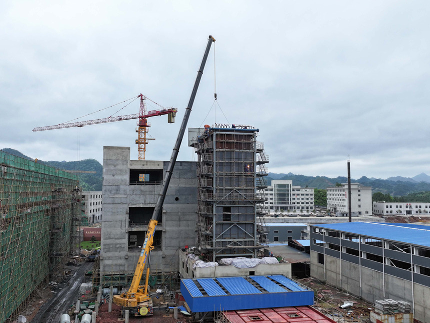 位于贵州天柱经开区建设中的又一钡盐精深加工项目。