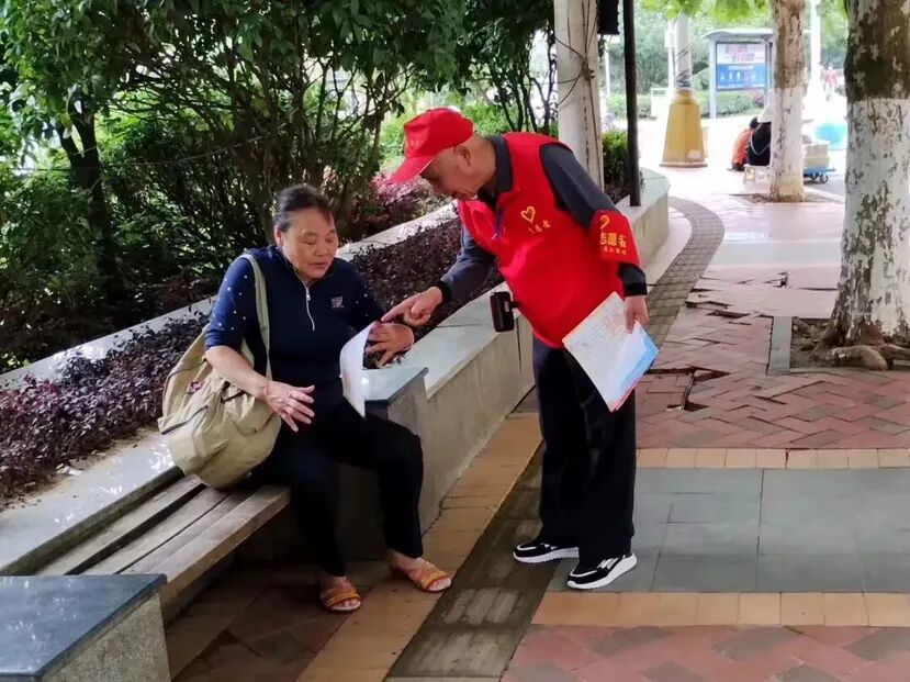 图片3龚继章老人退休不褪色守护邻里情。