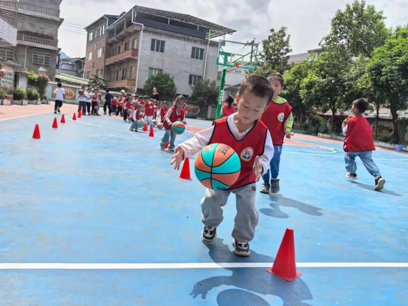 4、官仓镇响水小学在运动场开展活动。