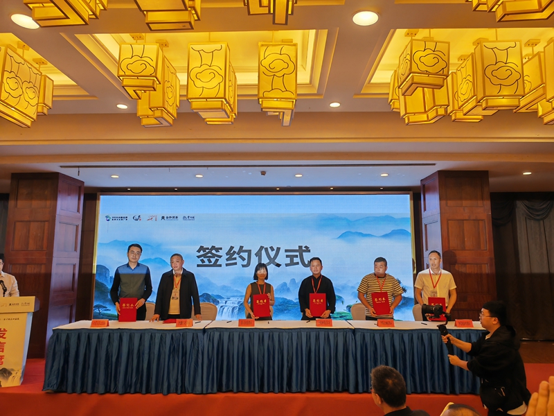 在本届茶博会毕节分会场同期举行的茶产业招商洽谈会上，金沙县迎来合作丰收，现场集中签约6个重点茶产业项目。