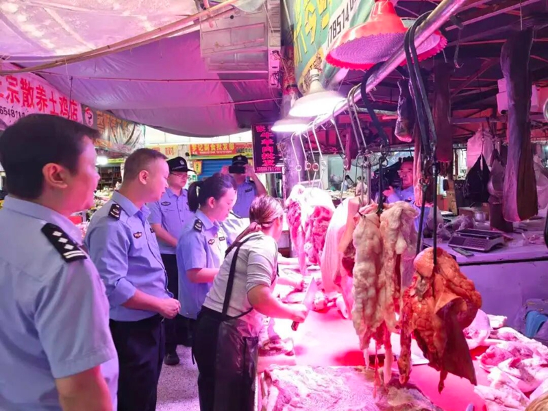 县市场监督管理局联合县公安局对食品进行安全检查.jpg