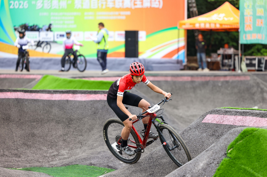2026年5月31日，在贵州省铜仁市玉屏侗族自治县全民健身中心泵道场，运动员在泵道自行车赛中比拼。