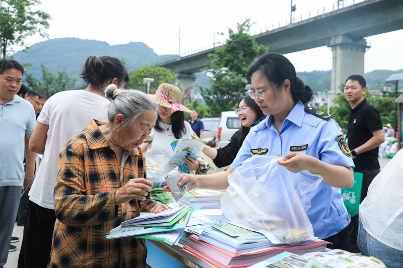 2、工作人员现场发放农资，并向广大农户普及农资识假辨假技巧 。