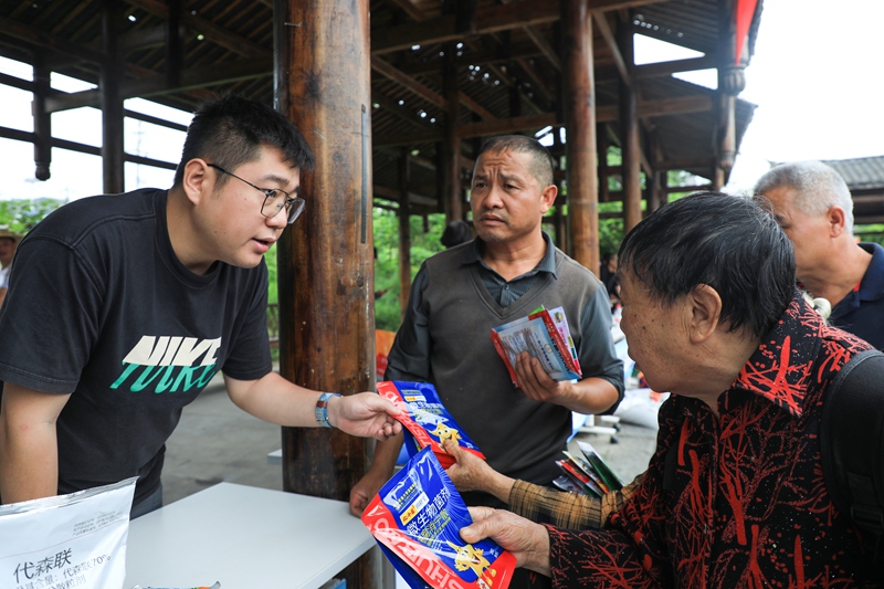 3、工作人员现场发放农资，并向广大农户普及农资识假辨假技巧。