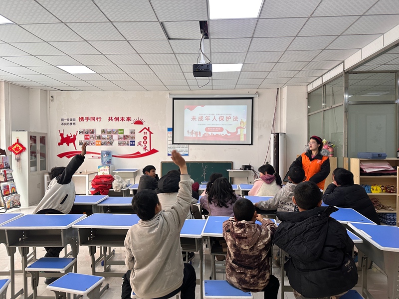 图为:开展为未成年保护宣讲