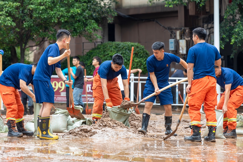 6月4日，消防救援隊伍在貴州省黔南布依族苗族自治州羅甸縣城區清理淤泥。