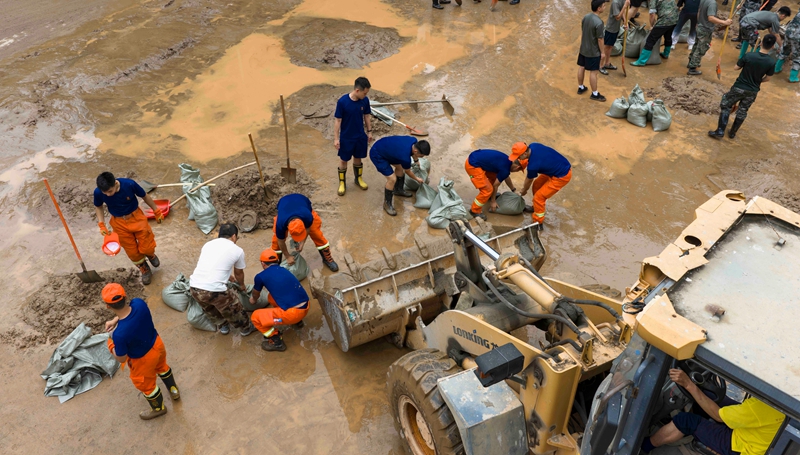6月4日，消防救援隊伍在貴州省黔南布依族苗族自治州羅甸縣城區清理淤泥。