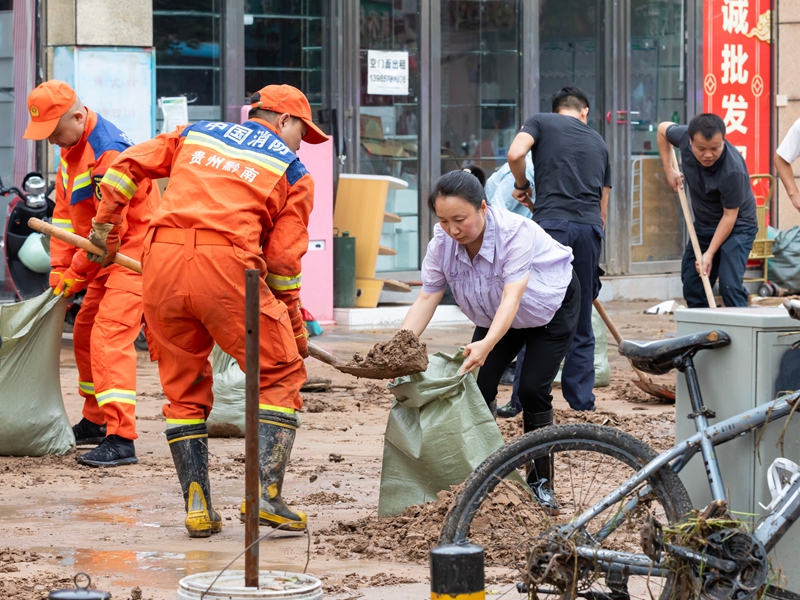 6月4日，干部和群眾在貴州省黔南布依族苗族自治州羅甸縣城區清理淤泥。