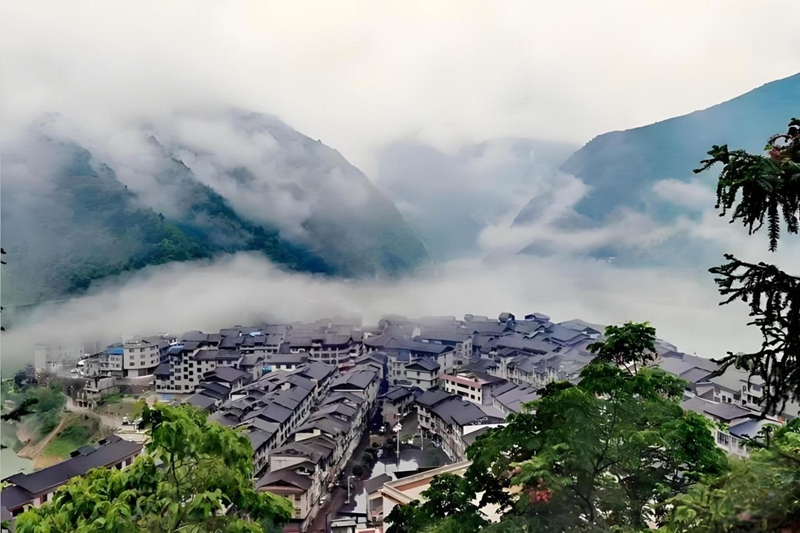 2.云上古镇，画里人家。