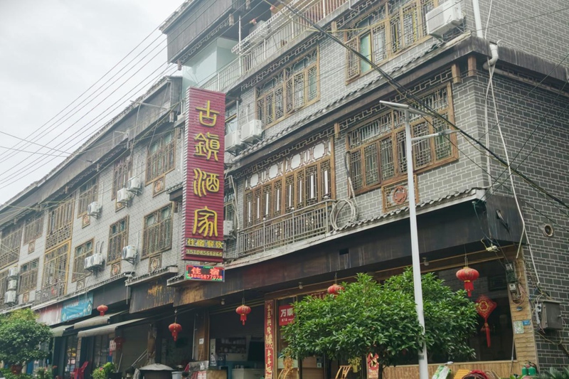 4.客自山水来，店暖灶火红.