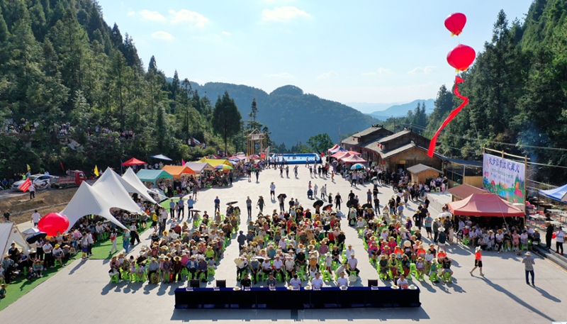 5.营帐深处满山客，且听欢声入林涛.