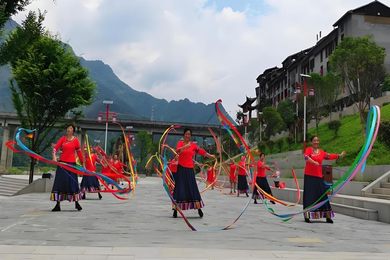 8.彩袖飞舞处，古镇跃动情.