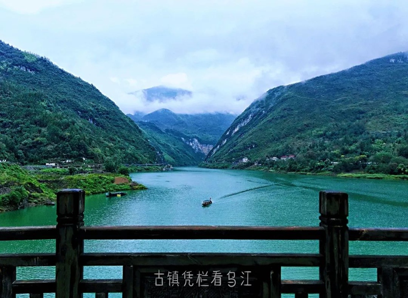 10、凭栏听风，江天一色入画来。
