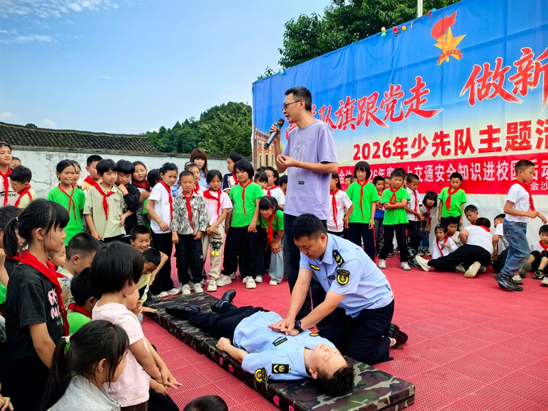 工作人员正在为学生们演示心肺复苏急救技能。 杨洋 摄.jpg
