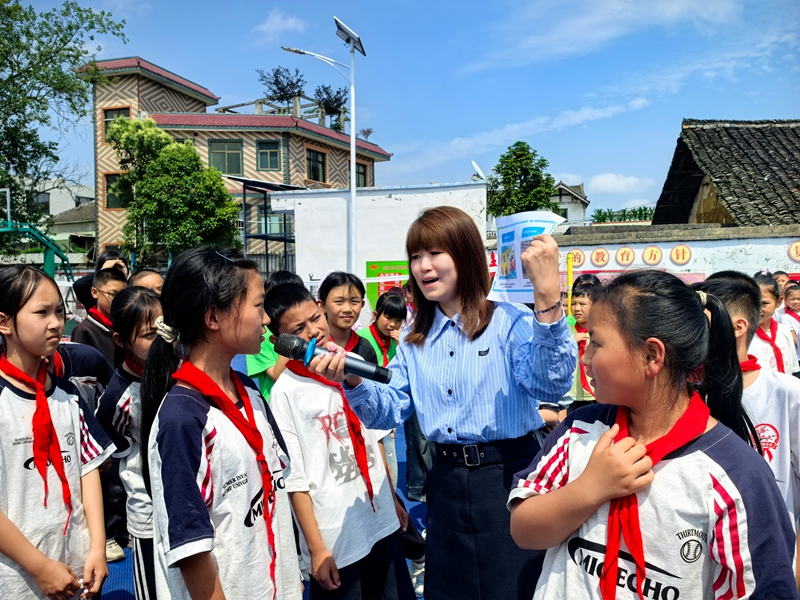 宣讲人员给学生们讲解防溺水相关知识。 杨洋 摄.jpg