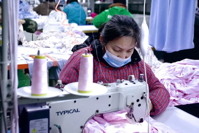 3、就业群众加工生产服装。