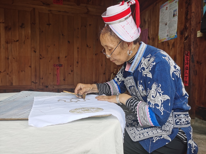 国家级传承人罗文珍在画蜡