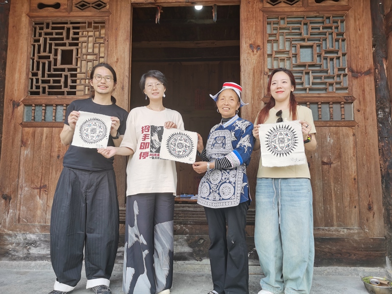 来自浙江的服装设计团队和罗文珍老师合影