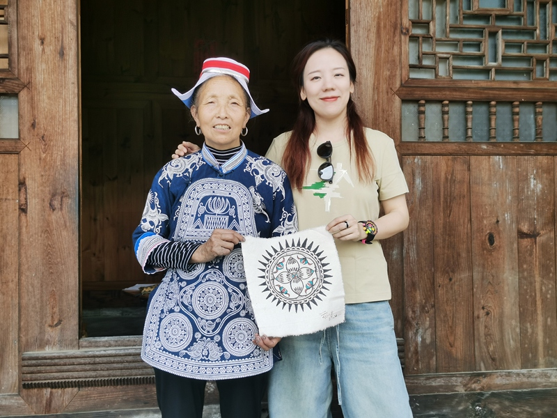 学徒和师傅合影留念。