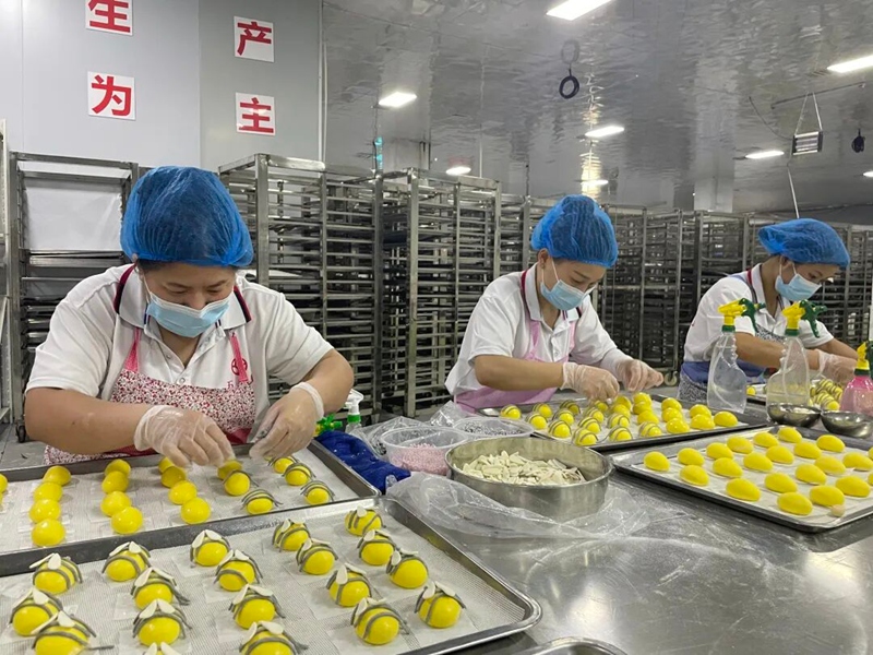1、搬迁群众在工坊就业。