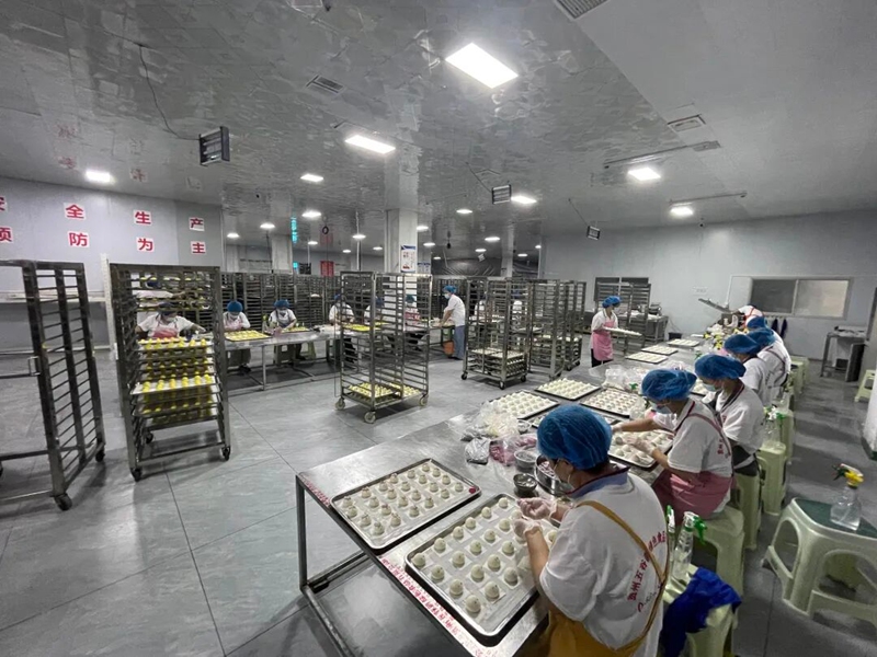 3、搬迁群众在工坊就业。