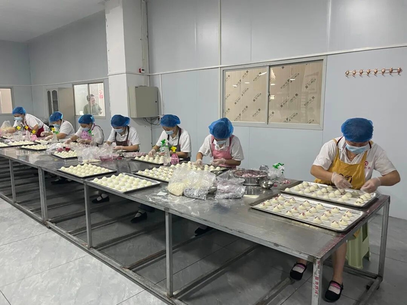4、就业群众加工营养早餐。