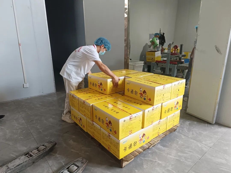 5、搬迁群众在工坊就业。