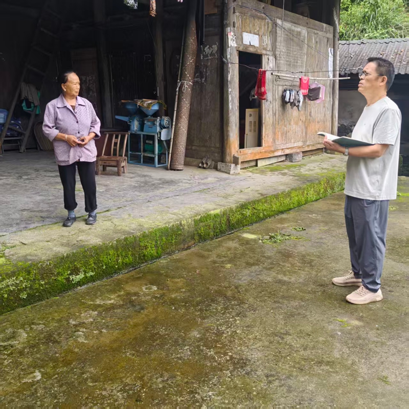 松桃鸡爪驻村第一书记敲门入户开展农村沼气池、地窖、腌制池等有限空间内部密闭，很容易导致一氧化碳中毒宣传。.jpg