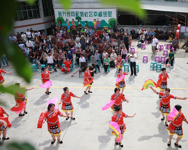 2026年6月4日，贵州省印江自治县峨岭街道普同社区开展端午主题活动，居民同台包粽子、吃粽子、看表演，将现场制作的粽子送往辖区40余名高龄老人家中。 (7)