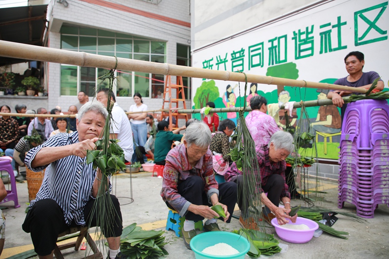 2026年6月4日，贵州省印江自治县峨岭街道普同社区开展端午主题活动，居民同台包粽子、吃粽子、看表演，将现场制作的粽子送往辖区40余名高龄老人家中。 (13)