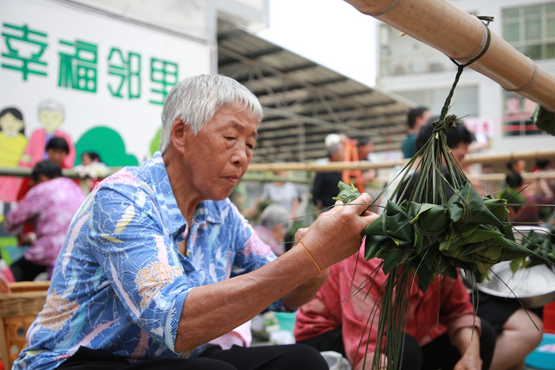 2026年6月4日，贵州省印江自治县峨岭街道普同社区开展端午主题活动，居民同台包粽子、吃粽子、看表演，将现场制作的粽子送往辖区40余名高龄老人家中。 (24)