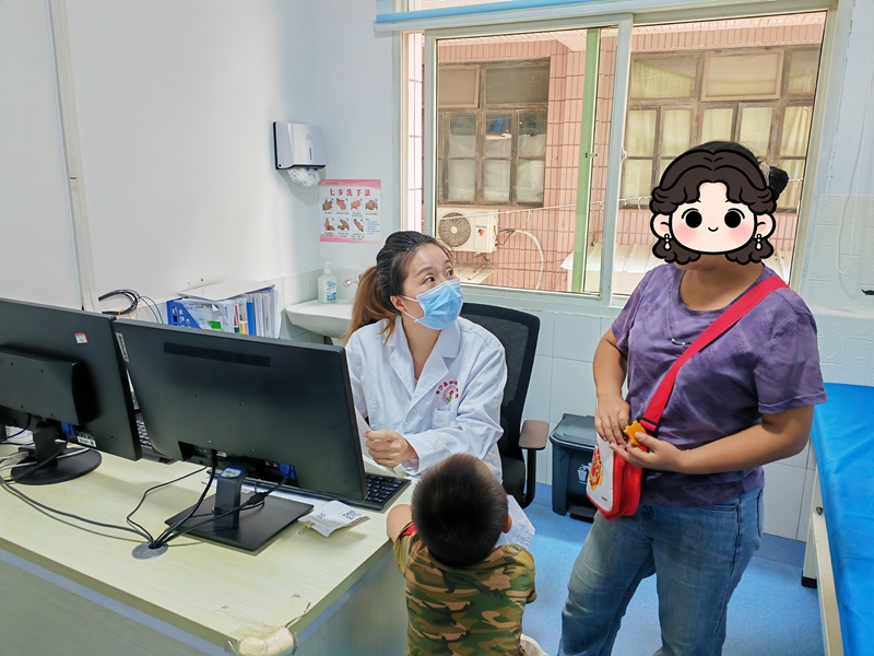 医生正在给病人看病 陈昱 摄