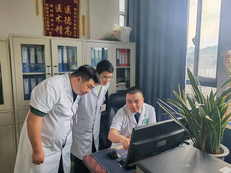 骨伤科专家赵冲和中医院医生正在讨论病人病情 陈昱 摄