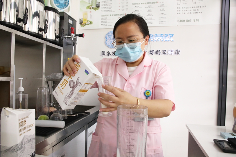 工作人员正在制作奶茶。