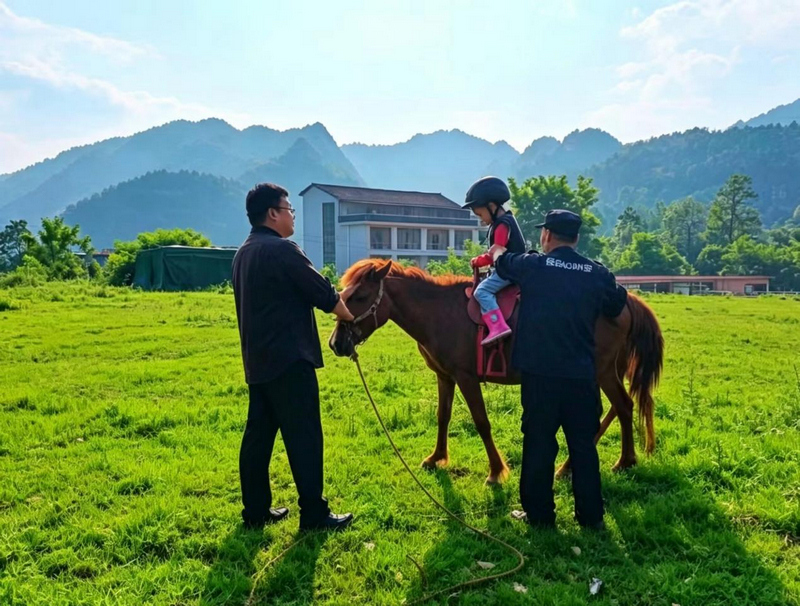 兒童康復學科帶頭人尹訓濤教授指導孤獨症患兒開展馬術康復訓練。