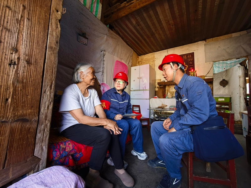 1、鎮寧供電局丁旗供電所青年志願者在老人家中詢問收集用電需求。