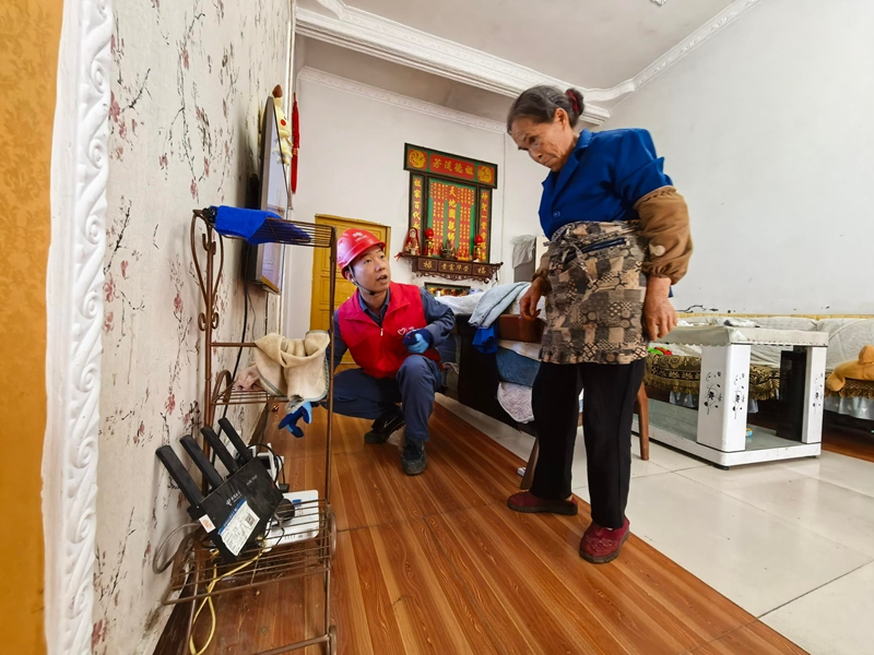 2、鎮寧供電局丁旗供電所青年志願者到老人家中義務檢查用電線路、開關插座。