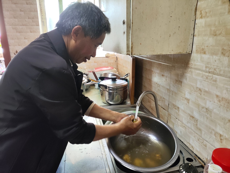 村民正在洗菜，告别旱季用水困难。王烨 摄