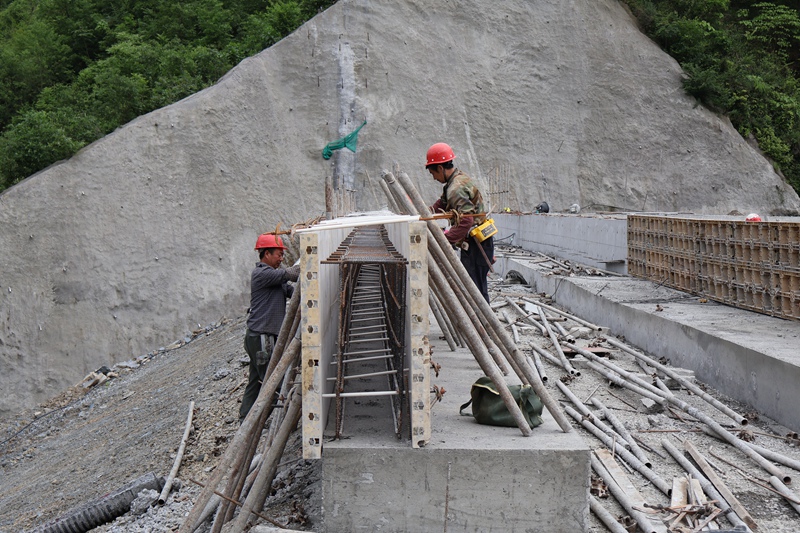 2、花坝水库工人正在进行附属配套设施建设。
