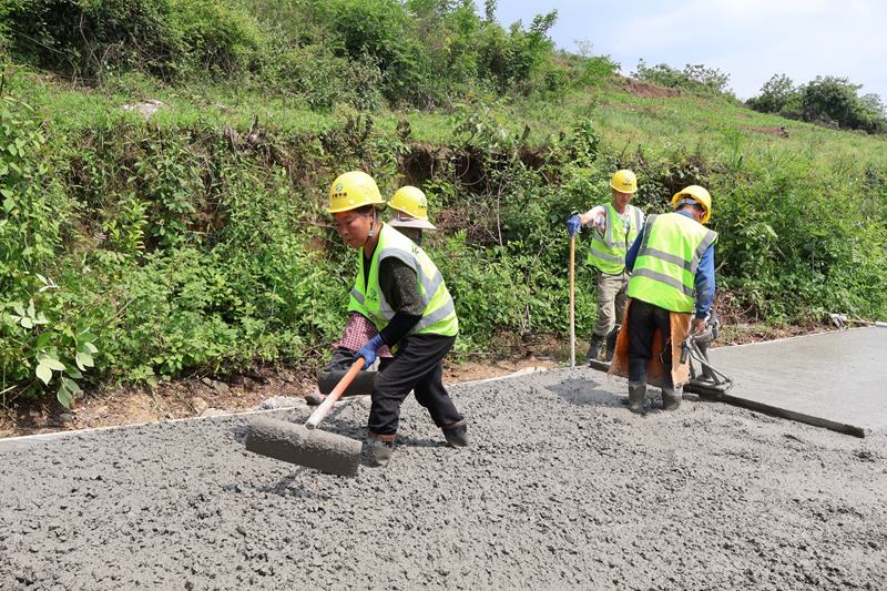 5、桐梓县燎原镇山层村，工人们正在进行高标准农田建设项目中的生产路硬化工作。