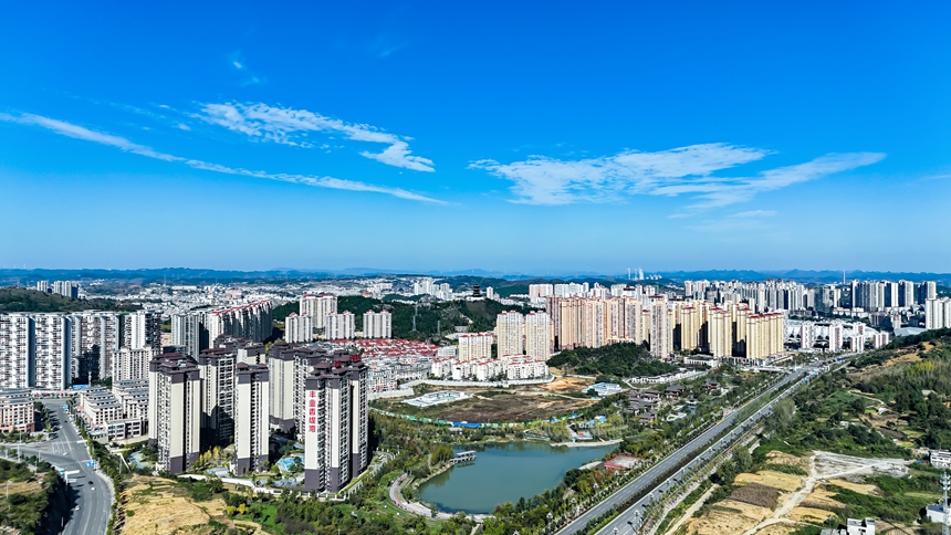黔西市城区一角。