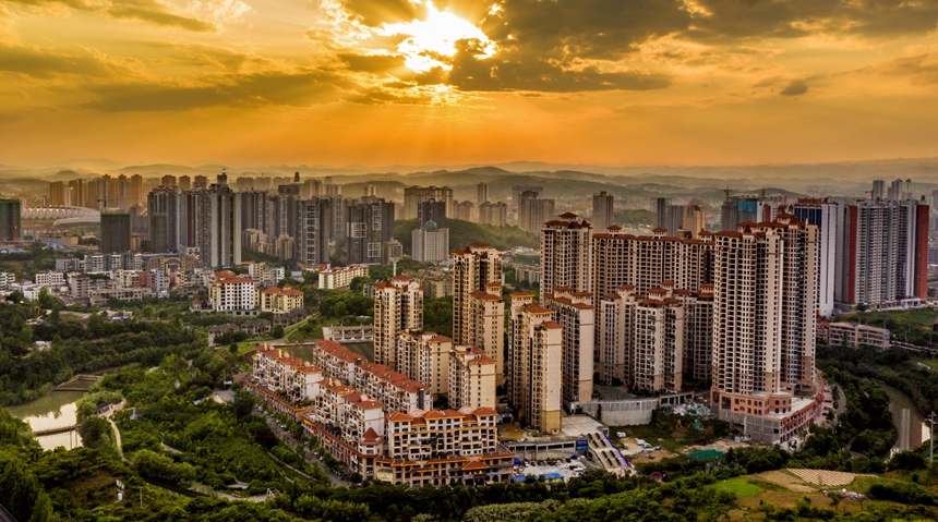 黔西市城区一角。