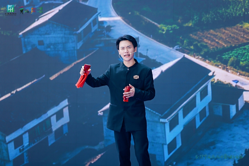 参加导游比赛。受访者供图